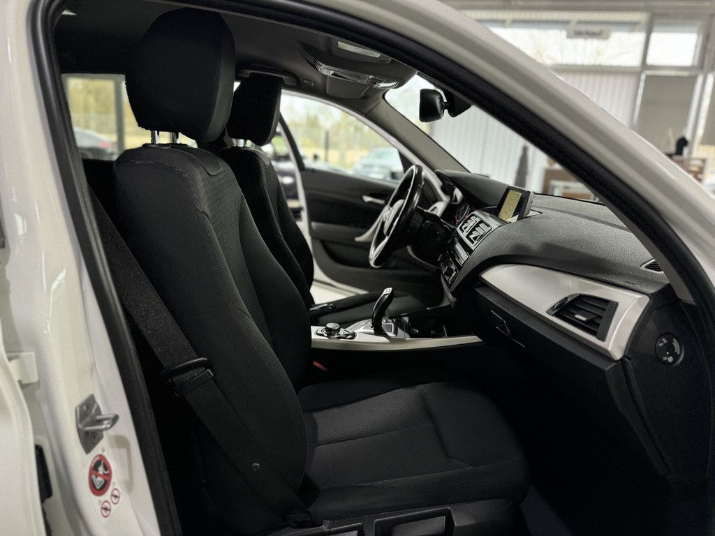 Fahrzeugabbildung BMW 120i Advantage SitzhzgPDC AHK Navi Tempomat