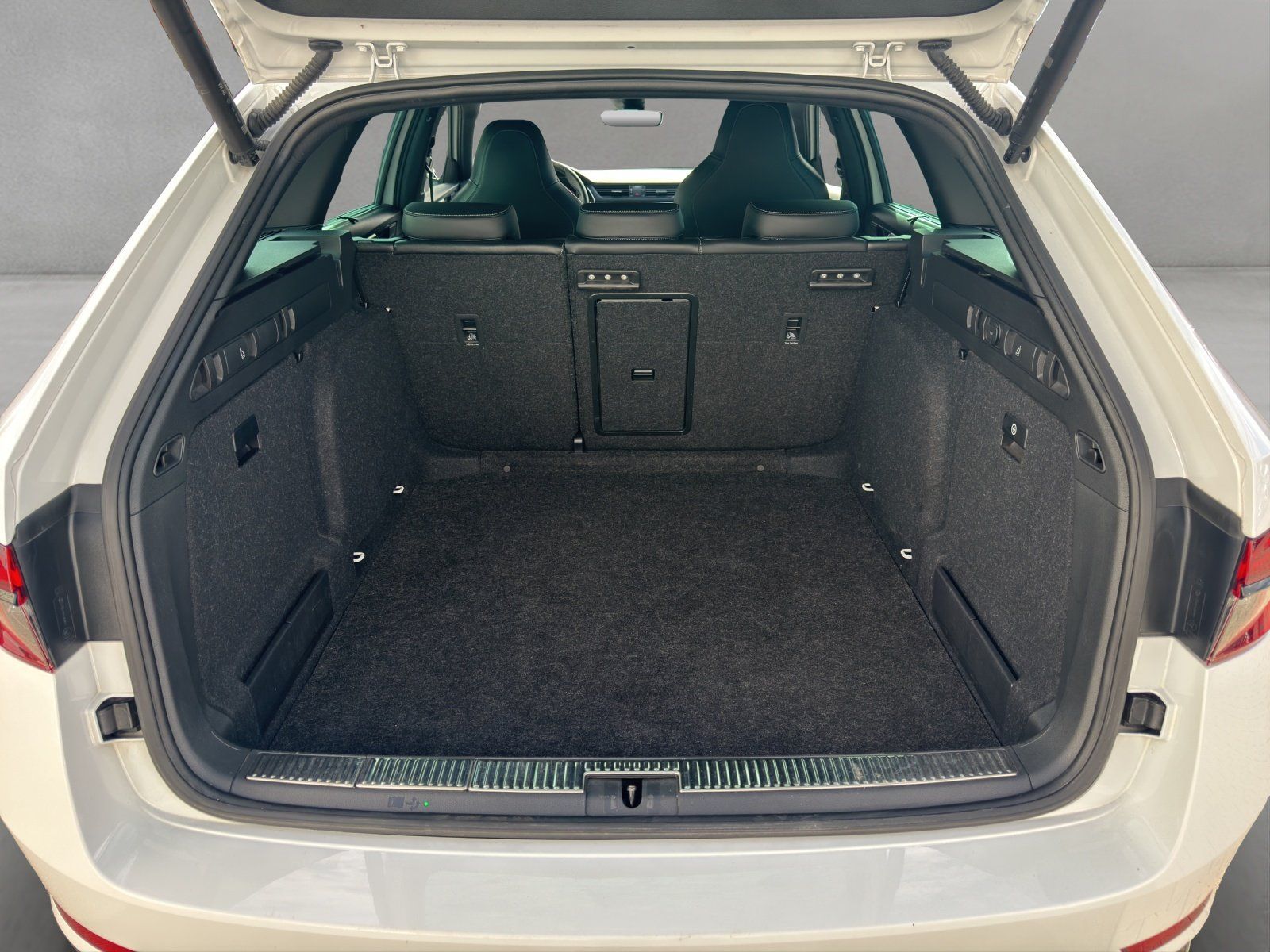 Fahrzeugabbildung SKODA Superb Combi 2.0 TSI Sportline/AHK/ACC/KAMERA/