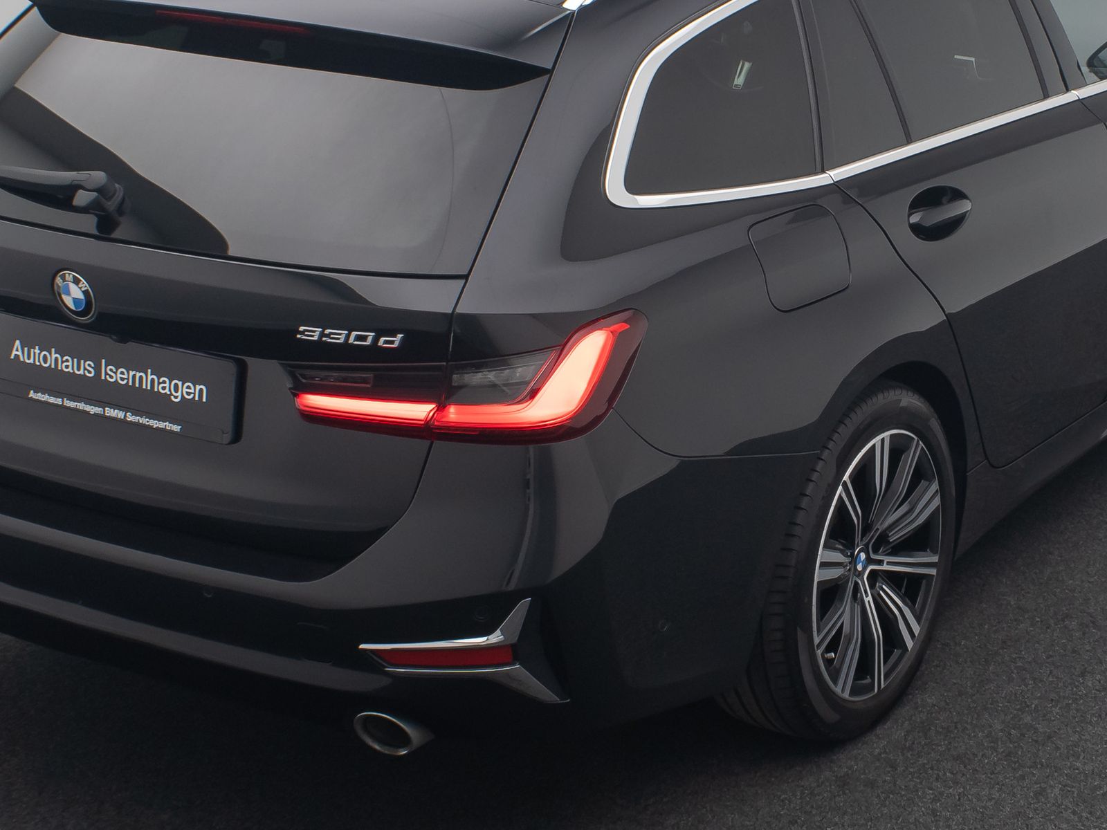 Fahrzeugabbildung BMW 330d xD Luxury Line HUD DAB Kamera AHK Panorama