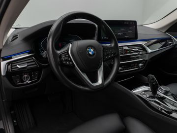 Fahrzeugabbildung BMW 530d xDr Tour AHK Pano ACC HUD Komfortsitz