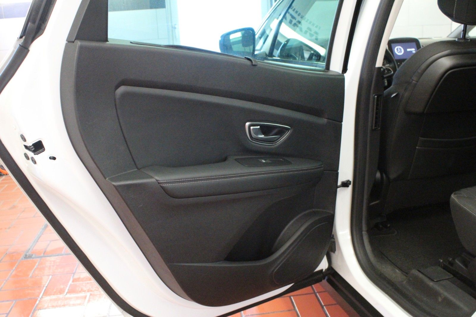 Fahrzeugabbildung Renault Grd Scenic Tce 140 Deluxe*R-Link*Sitzhzg*