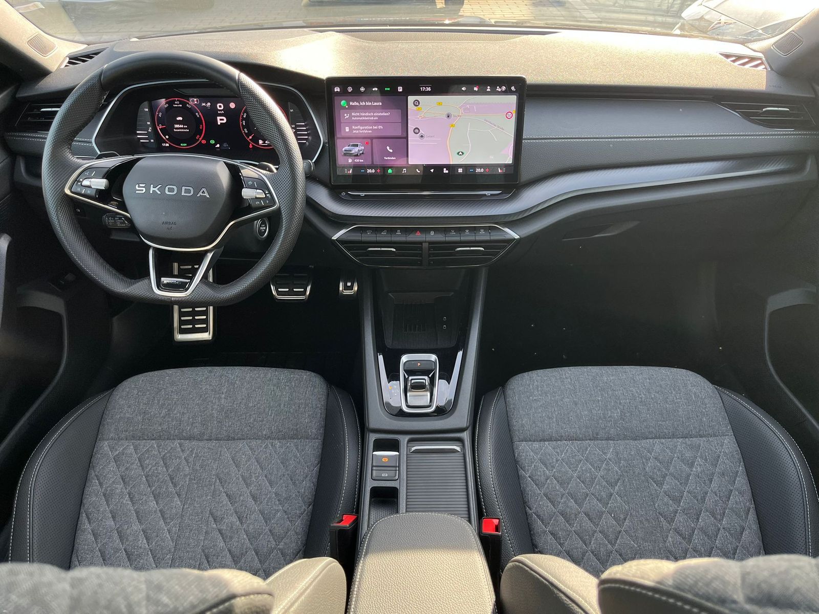 Fahrzeugabbildung SKODA Octavia 1.5 DSG Sportline PANO*MATRIX*AHK*5J.GAR