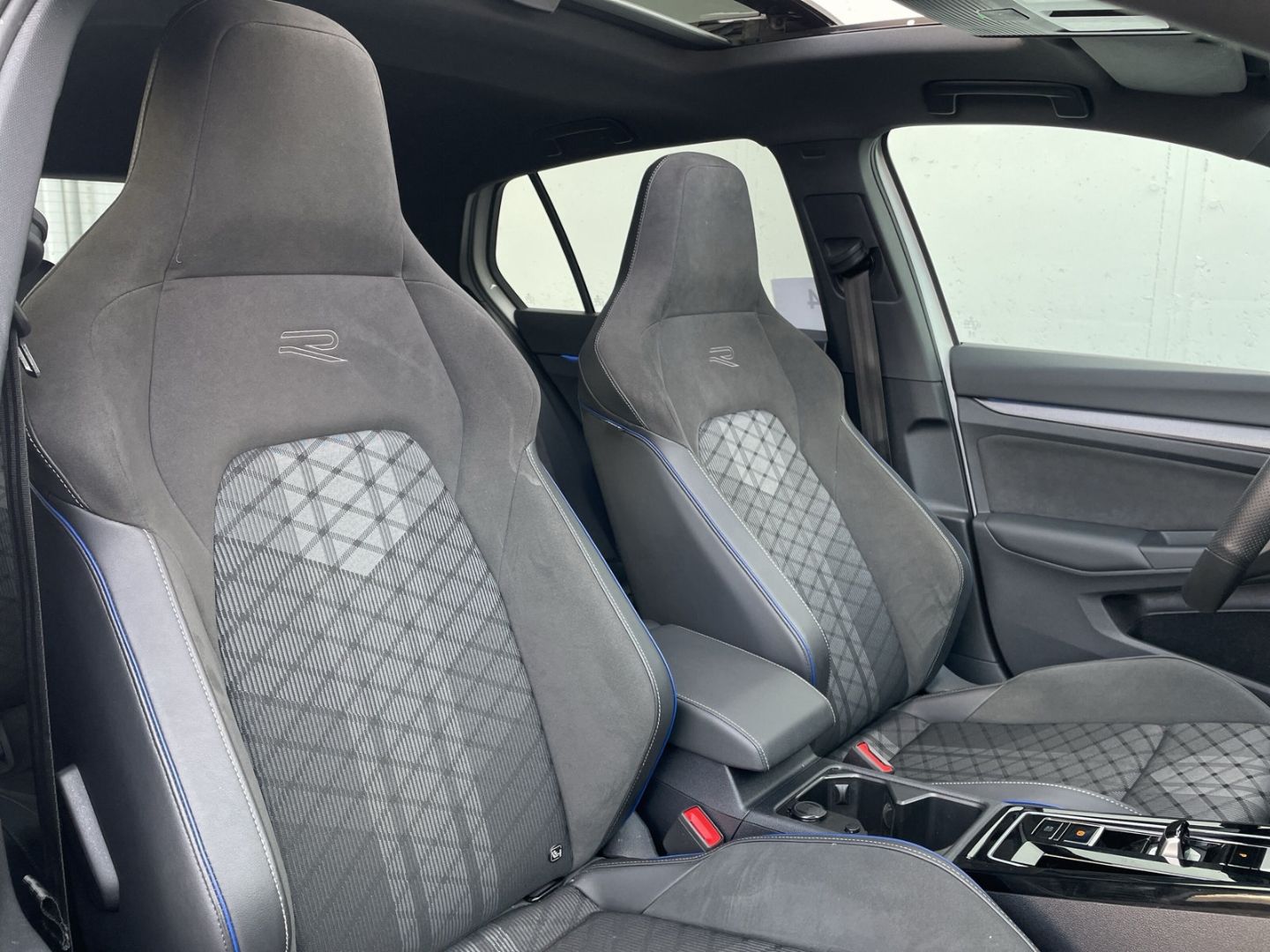 Golf VIII 1.5 eTSI DSG R-Line Pano/Standhzg/Kame