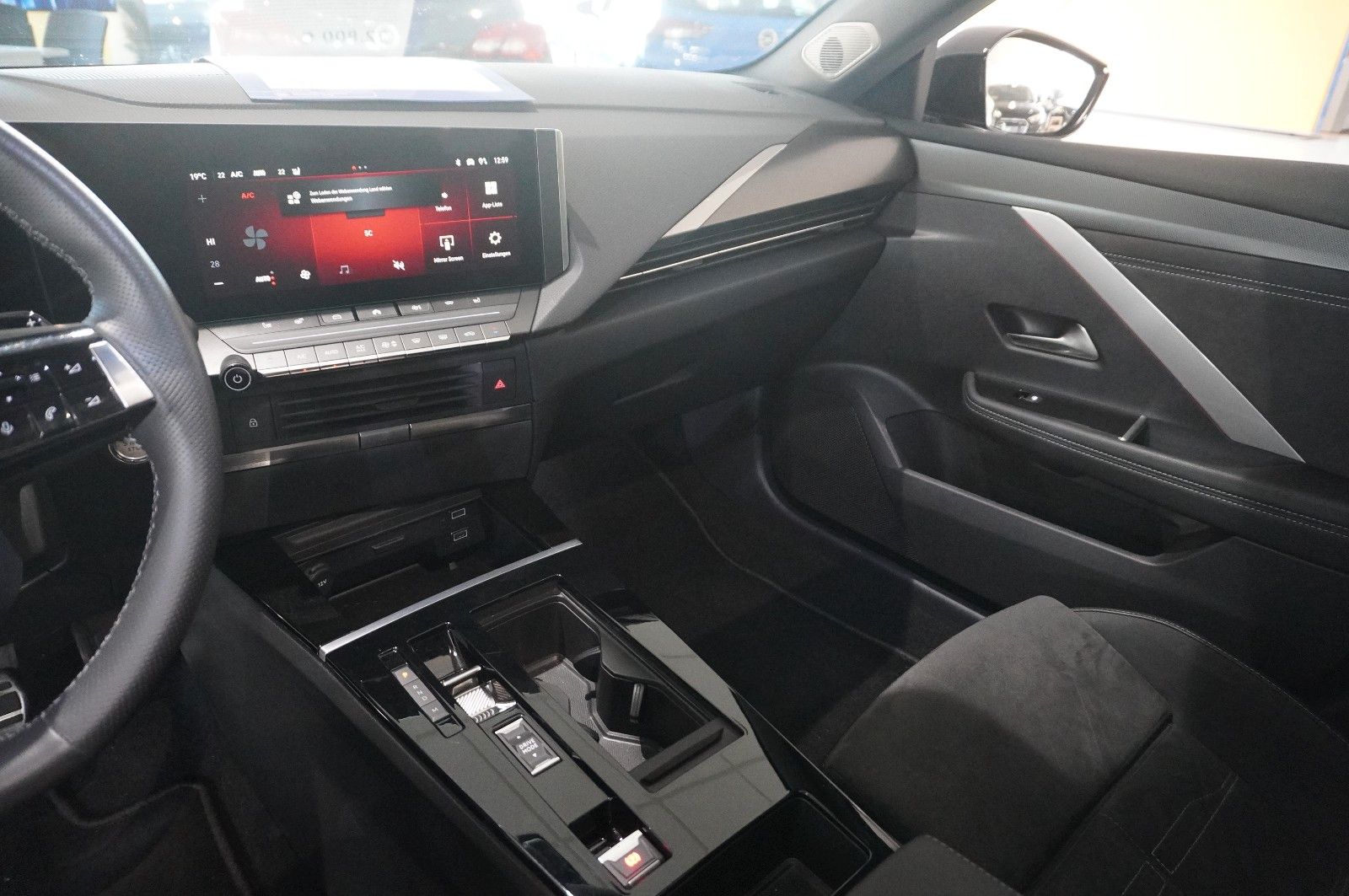 Fahrzeugabbildung Opel Astra L ST 1.2T ULTIMATE NAVI/LED/360°/HUD/AHK