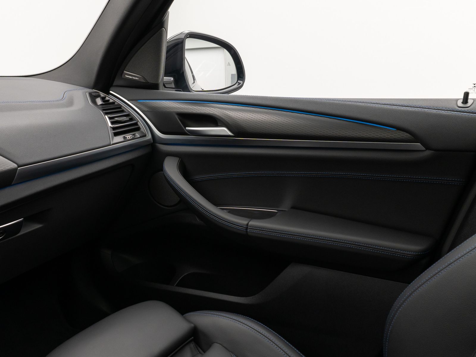 Fahrzeugabbildung BMW iX3 M Sport Impressive Panorama 360° HUD DAB H/K