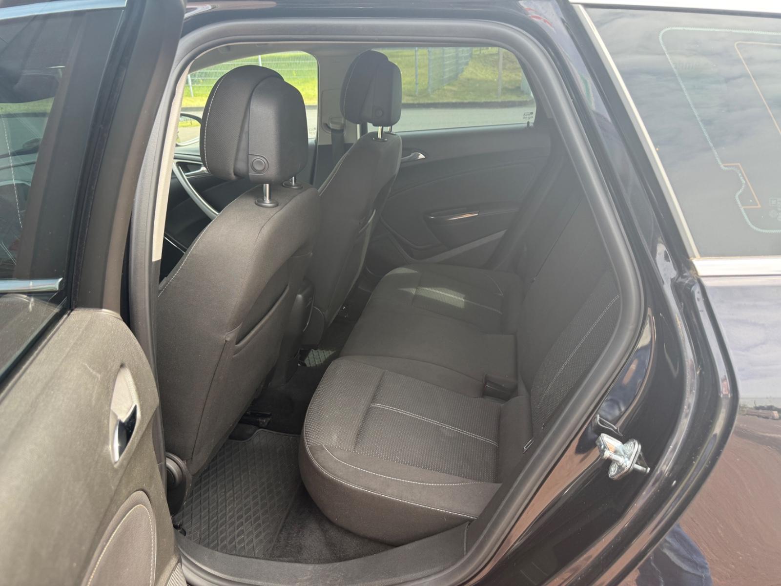 Opel Astra 2010 — photo 8