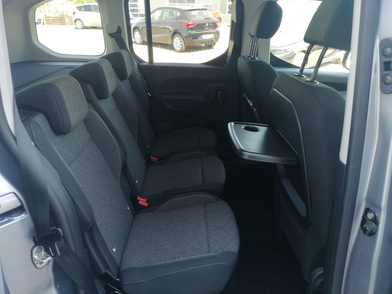 Fahrzeugabbildung Opel Combo 1.5 D PKW MATRIX-LED ALU KAMERA NAVI 10"