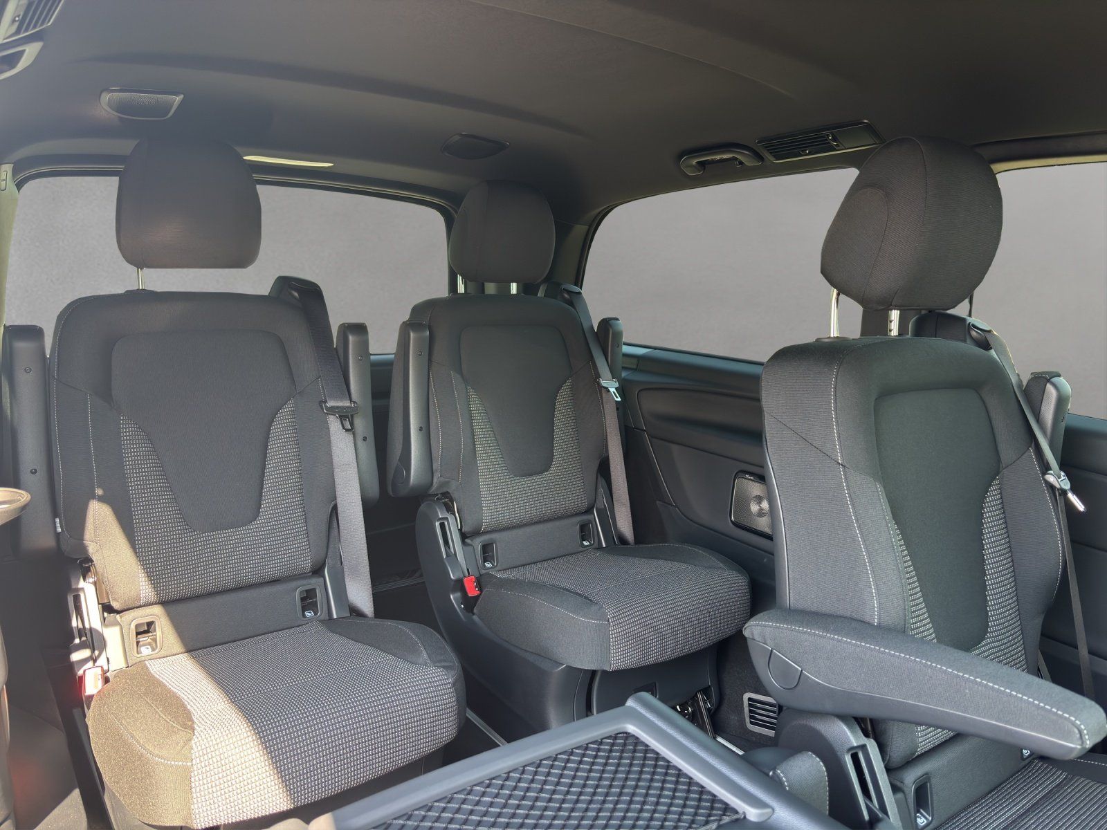 Fahrzeugabbildung Mercedes-Benz V 300 d STYLE Lang MBUX WinterPa AMG Line