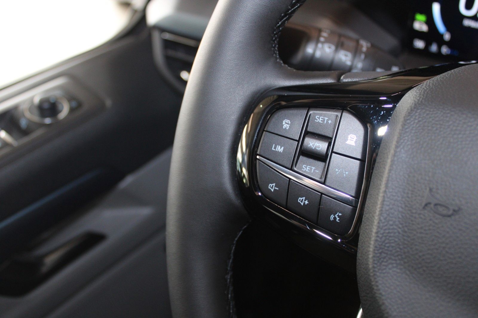 Fahrzeugabbildung Ford Tourneo Custom L1 Active AWD Automatik AHK STDHZ