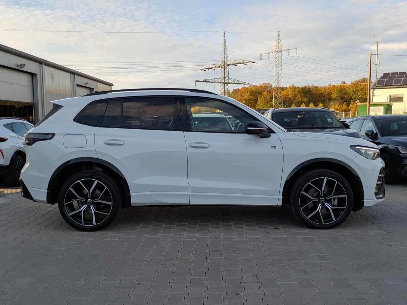 Fahrzeugabbildung Volkswagen Tiguan 2.0 TDI 4M R-Line PANO*H&K*AHK*MATRIX*20"