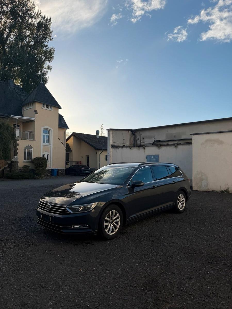 Volkswagen Passat 2015 — rear view