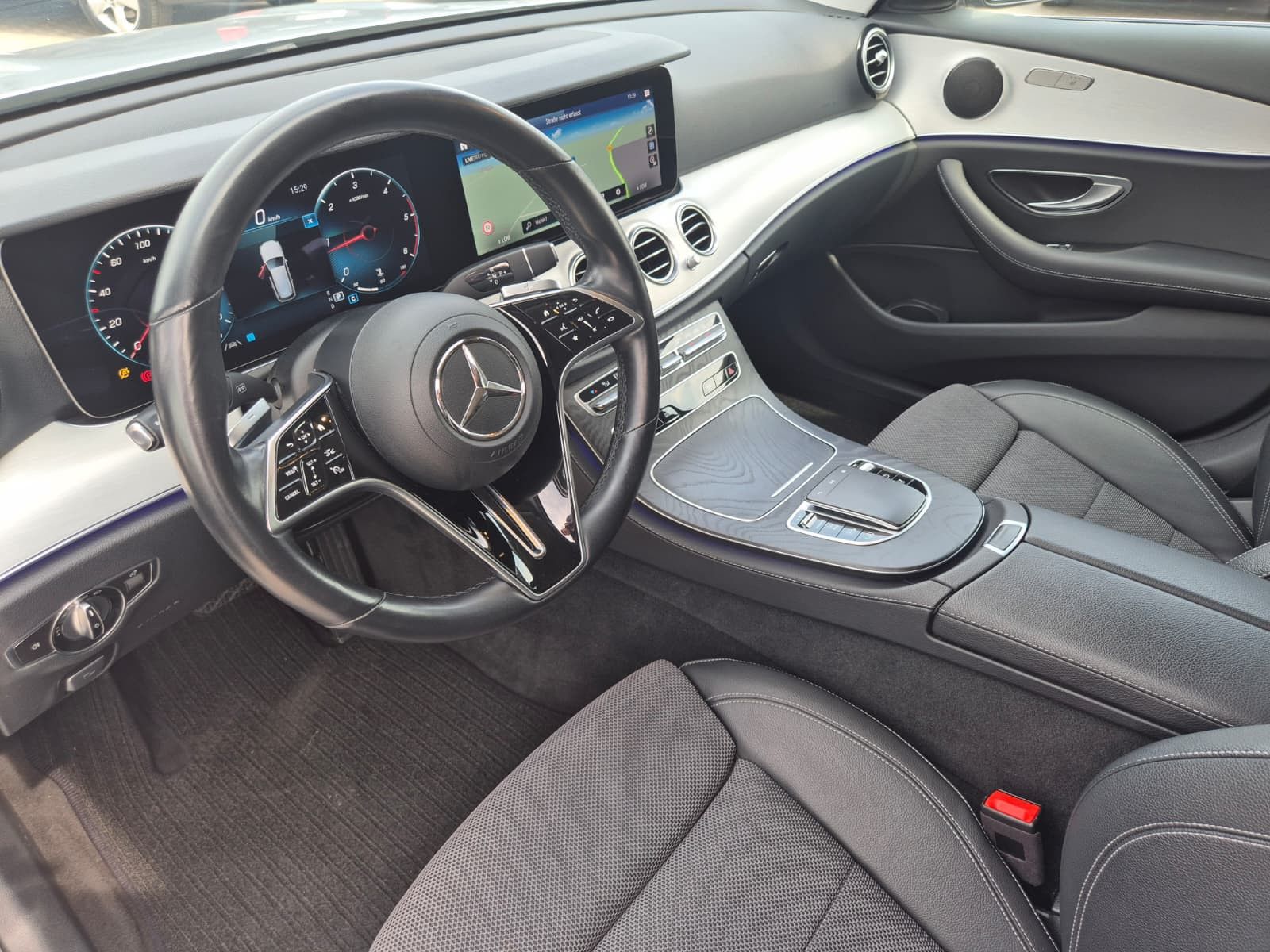 Fahrzeugabbildung Mercedes-Benz E 220 d Avantgarde AHK*DIST*LED*SHZ*Kam*Ambiente