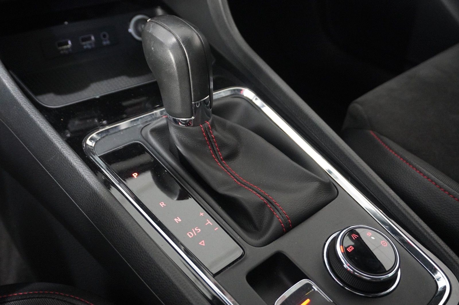 Fahrzeugabbildung SEAT Ateca .1.5 TSI FR SPORT DSG NAVI/LED/KAMERA/AHK