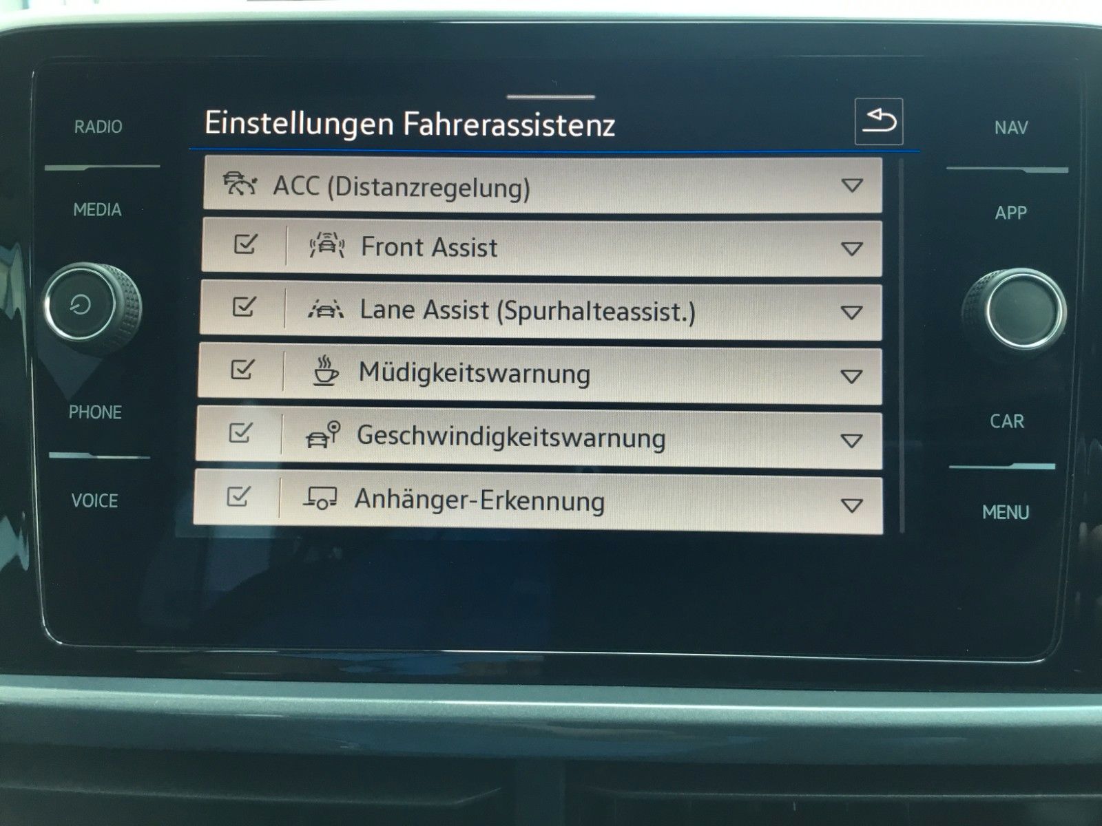 Fahrzeugabbildung Volkswagen T-Roc 1.5 TSI DSG Style+AHK+LED+ACC+17"+Kamera