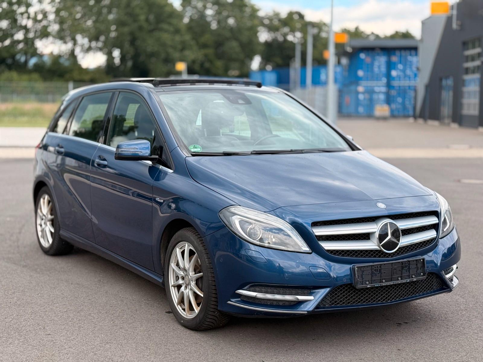 Mercedes-Benz B180 2011 — rear view