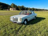Mercedes-Benz Mercedes Benz w115 Strich 8 200D mit rotem... - Mercedes-Benz Strich 8 mit Diesel-Antrieb