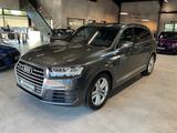 Audi Q7 3.0 TDI qu. 3x S line AHK Matrix Pano Standh. - graue Audi Q7