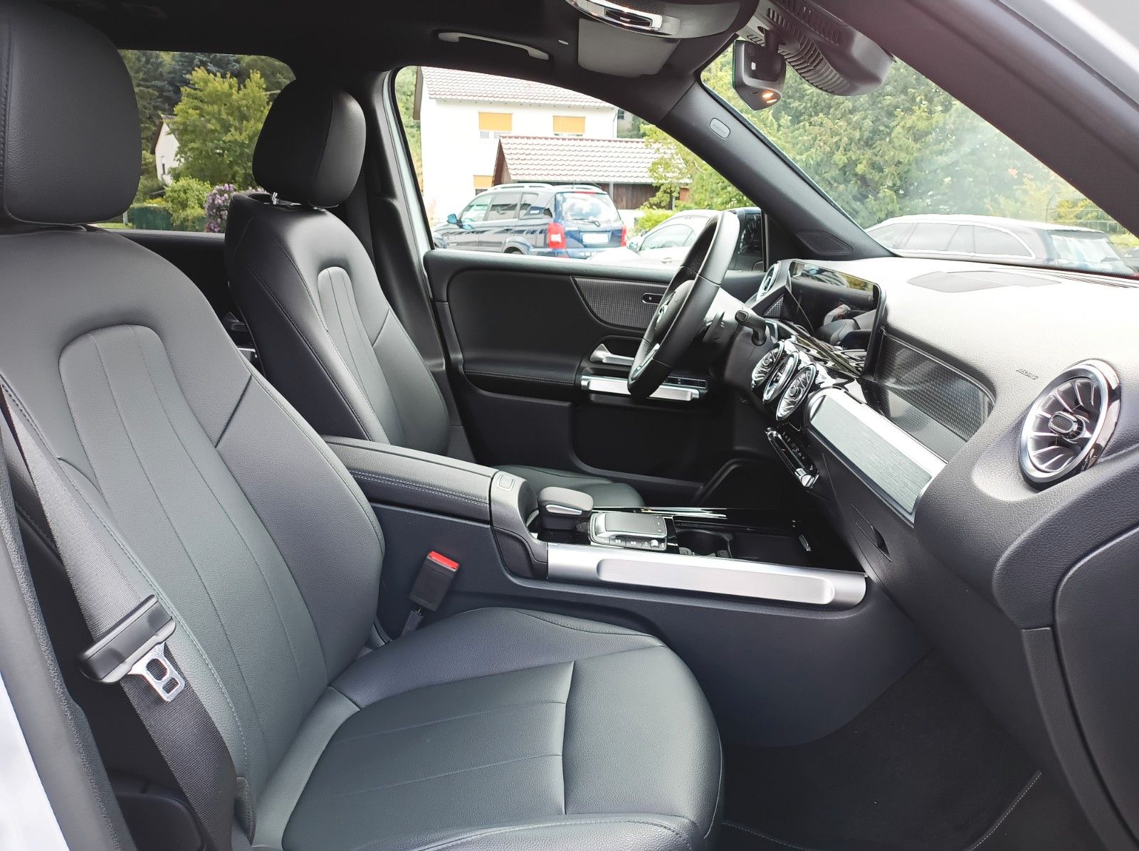 Fahrzeugabbildung Mercedes-Benz GLB 200+DISTRONICPLUS+PANO+AHK+SH+NIGHTPAKET++++