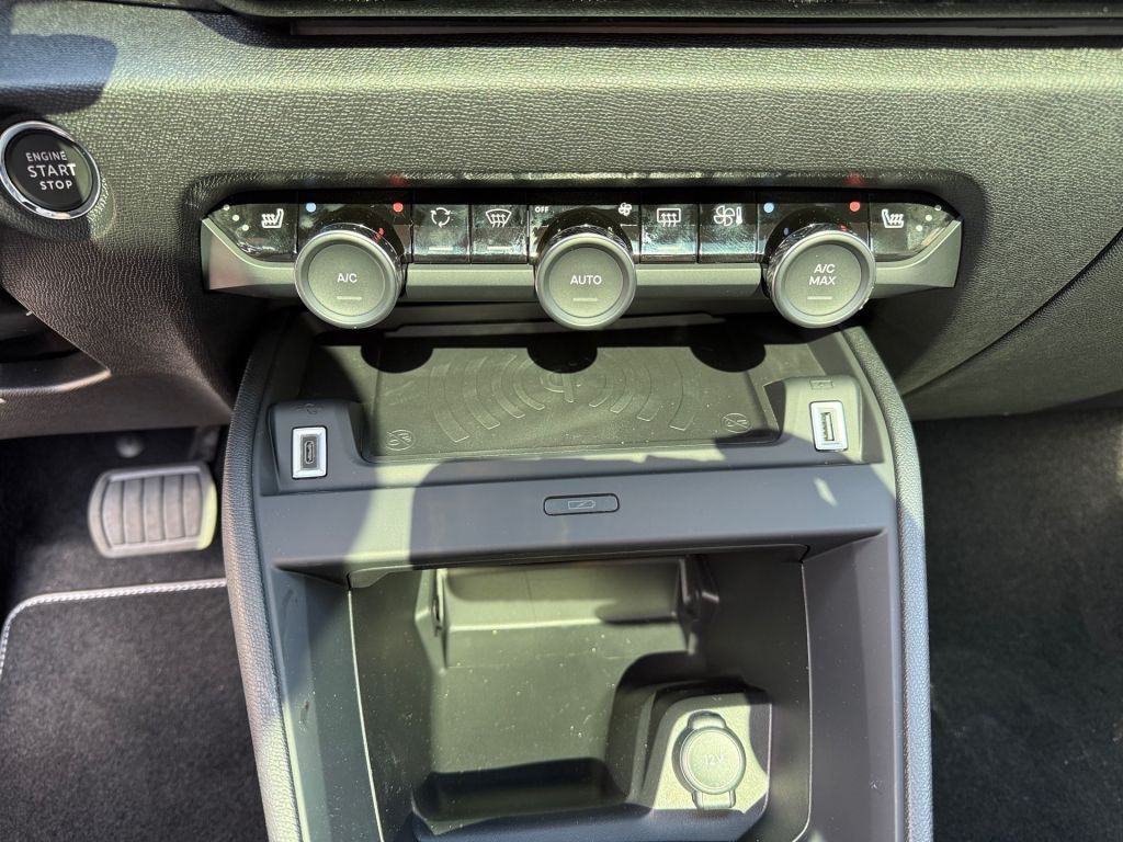 Fahrzeugabbildung Citroën C4 X Hybrid 145 MAX Vollausstattung
