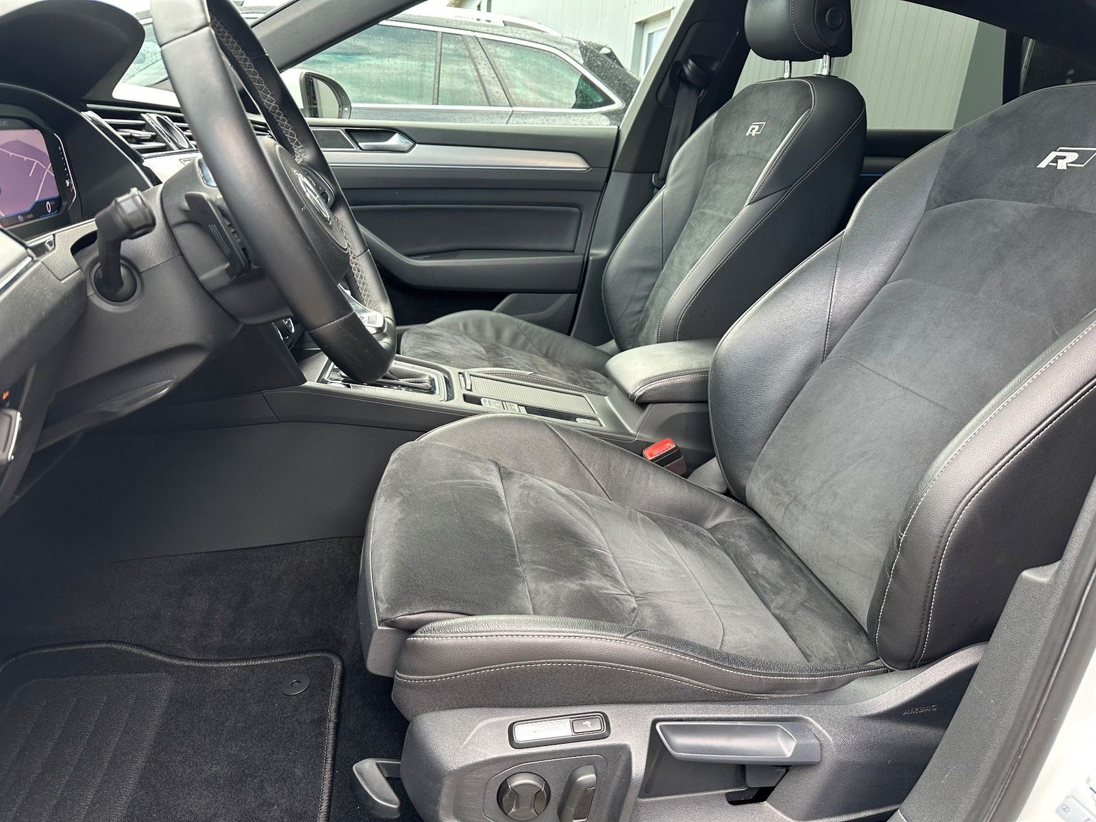 Fahrzeugabbildung Volkswagen Arteon 2.0 TSI DSG R-Line NAV+LED+PANO+360°+ACC