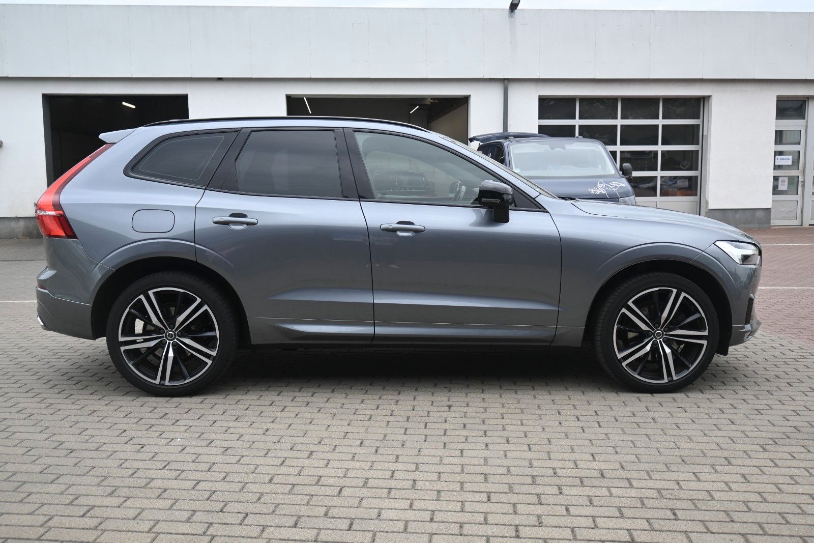 Fahrzeugabbildung Volvo XC60 B4 D AWD R Design*STDHZG*PANO*RFK*ACC