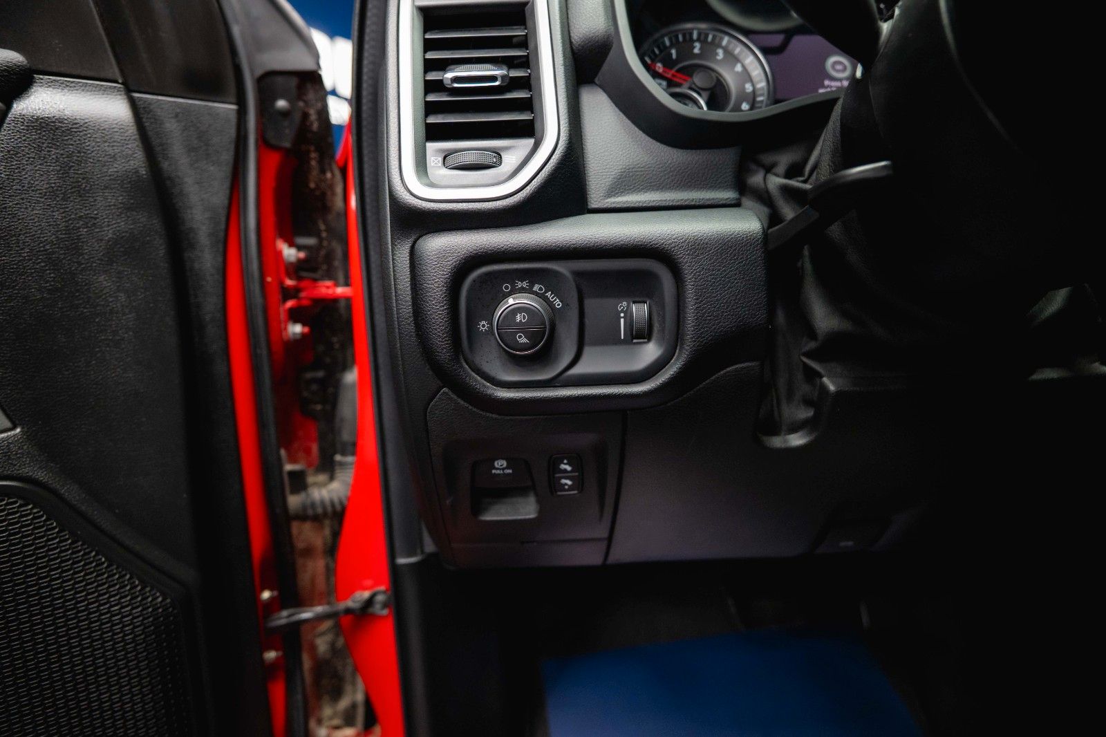 Fahrzeugabbildung Dodge RAM 5.7 V8 HEMI 4x4 OFFROAD Night-Paket *LED*19%