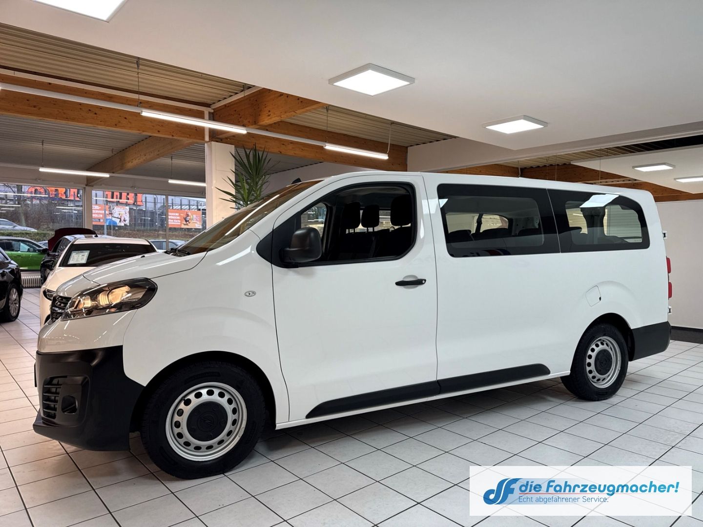 Fahrzeugabbildung Opel Vivaro L Apple CarPlay Android Auto Musikstreami