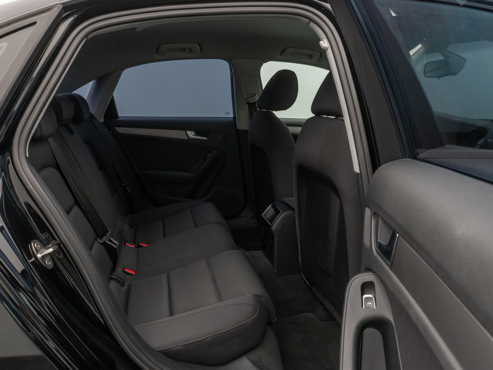 Fahrzeugabbildung Audi A4 Lim. Attraction Navigation Sitzhzg PDC AHK