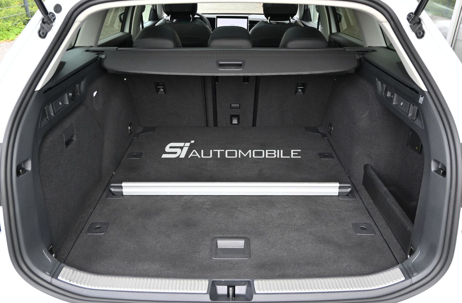 Fahrzeugabbildung Volkswagen Passat Variant 1.5 eTSI OPF DSG Business °AHK°IQ