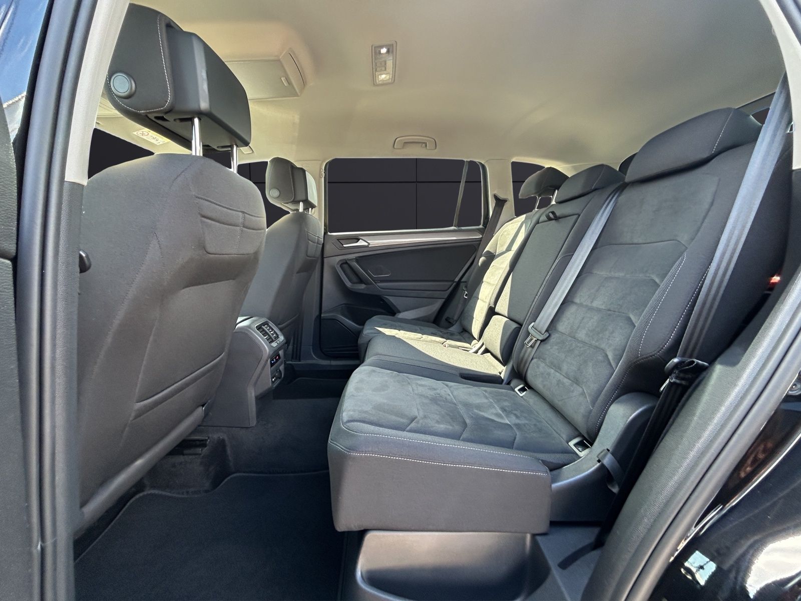 Fahrzeugabbildung Volkswagen Tiguan Allspace Life TDI IQ.Light ACC AHK SH LRH