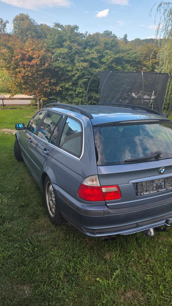 BMW 320 2004 — rear view
