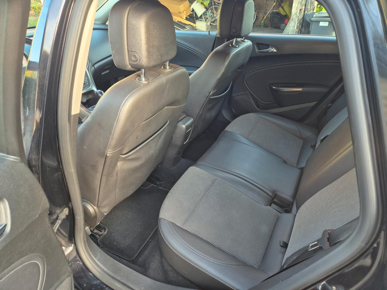 Opel Astra 2011 — photo 10
