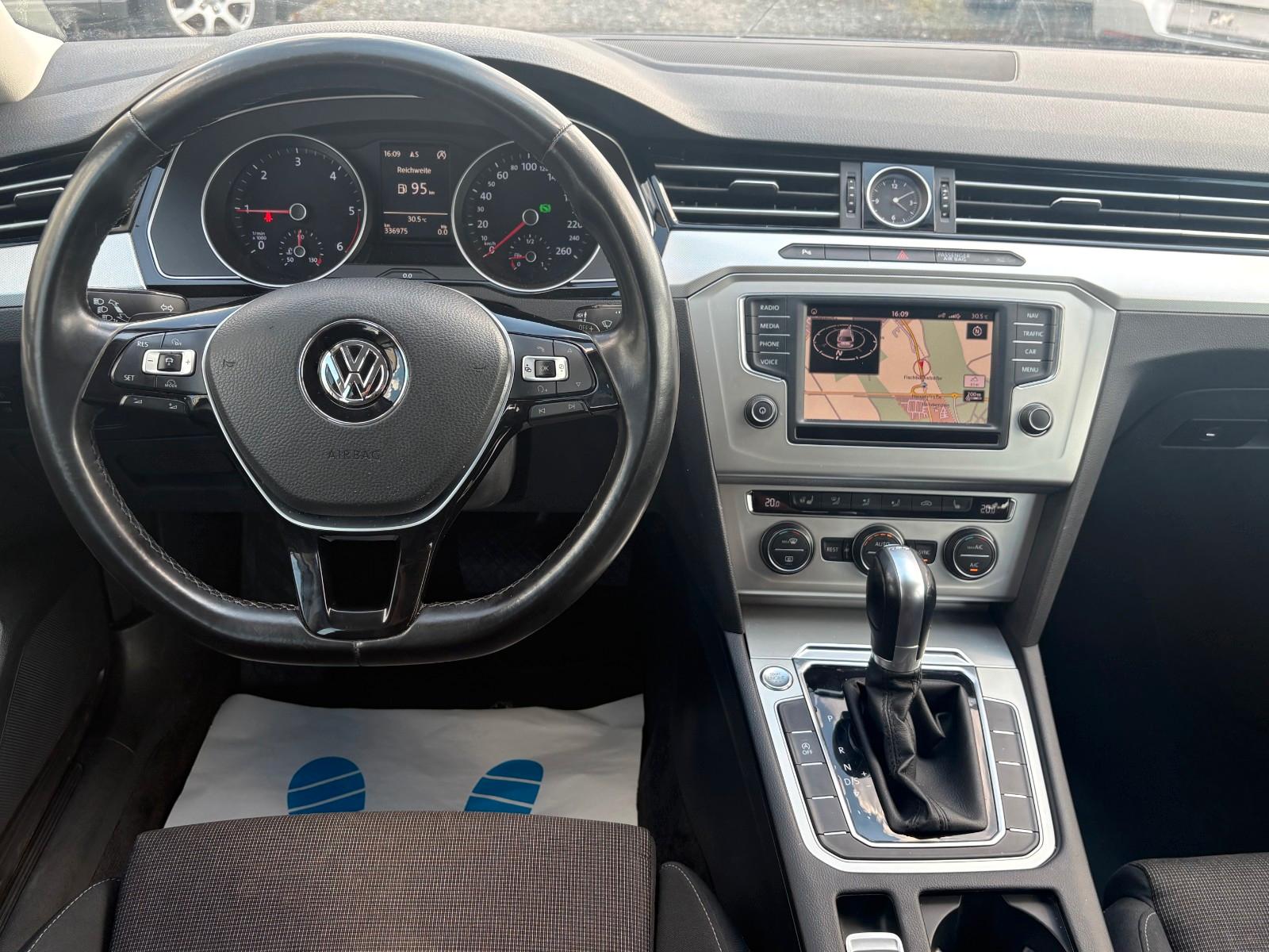 Volkswagen Passat Variant 2.0 TDI DSG Navi ACC SPORTSITZE