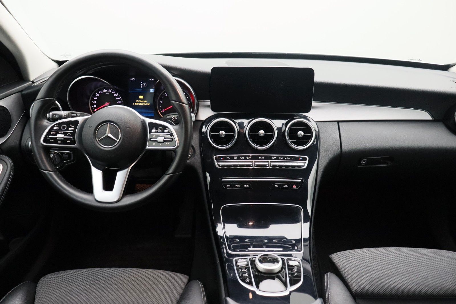 Fahrzeugabbildung Mercedes-Benz C 300 T-Modell 4Matic ACC AHK LED