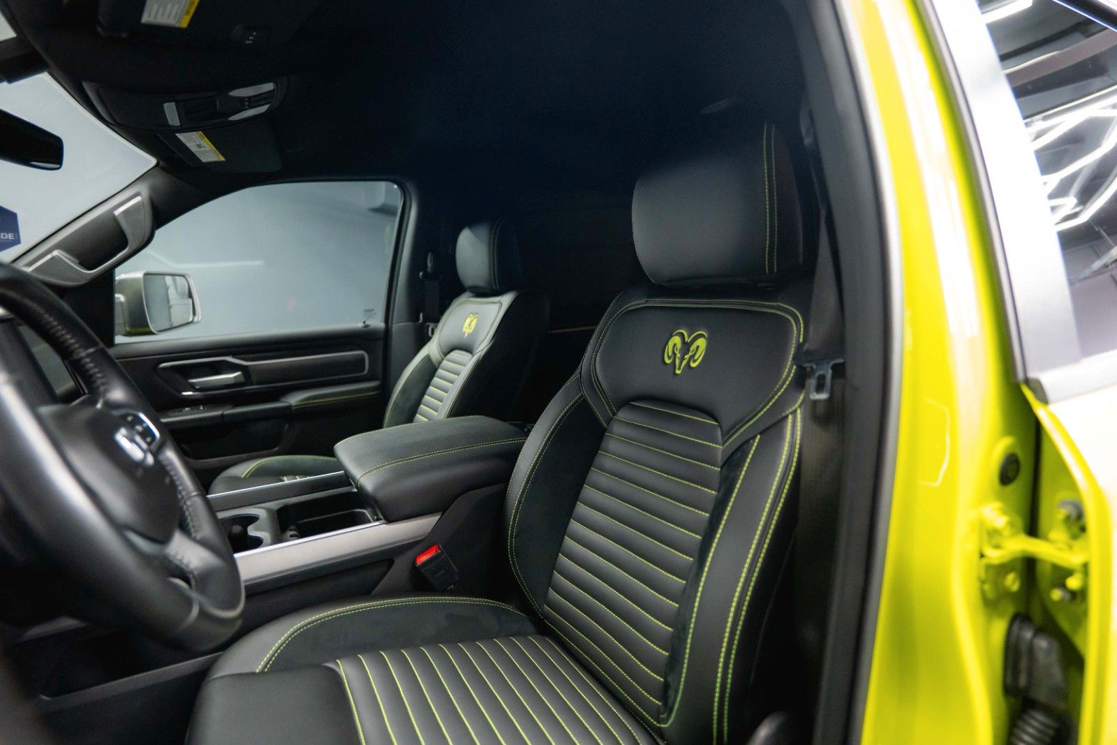 Fahrzeugabbildung Dodge RAM 5.7 V8 4x4 OFFROAD ACID YELLOW Edition LED