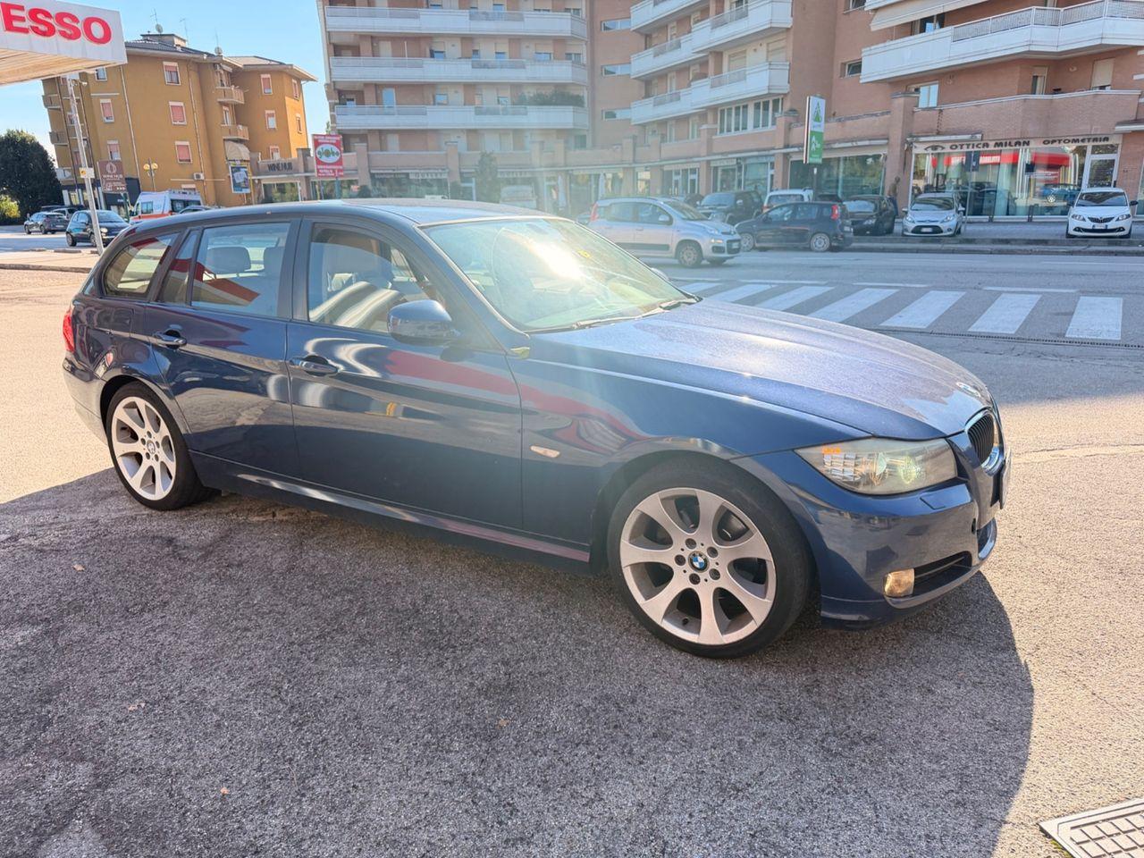 BMW 318 2011 — вигляд ззаду