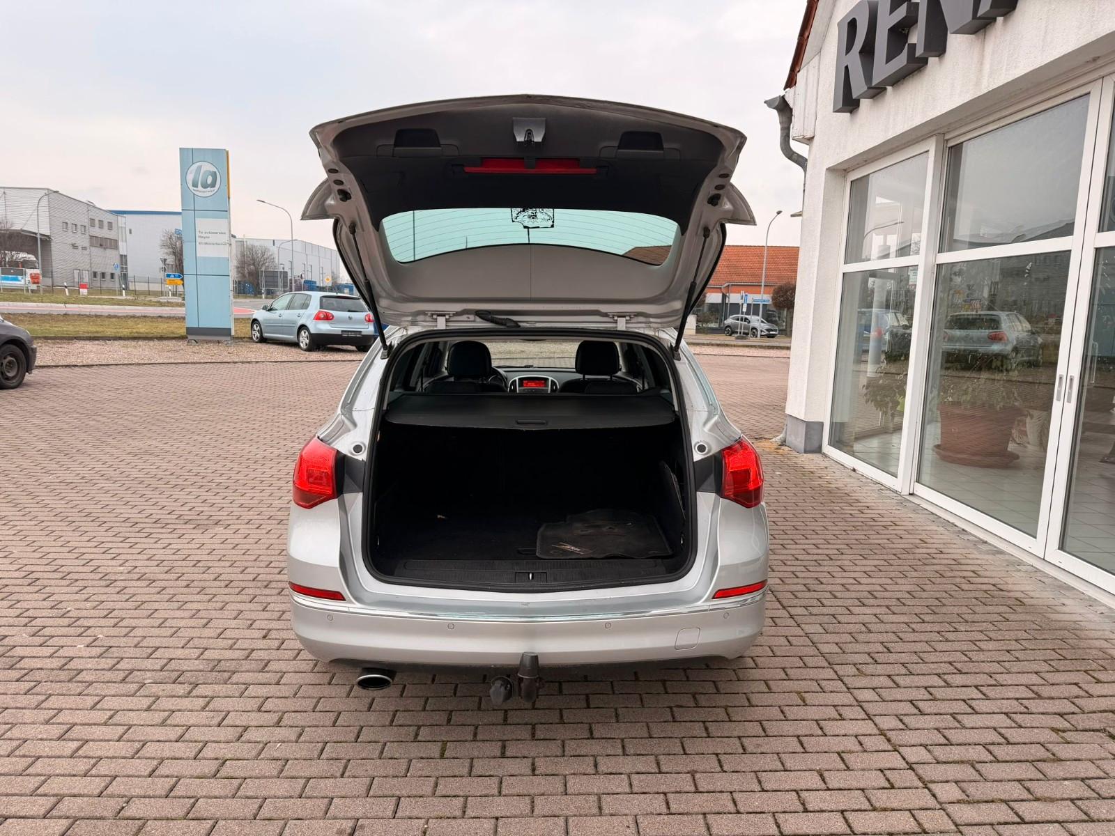 Opel Astra 2013 — photo 10