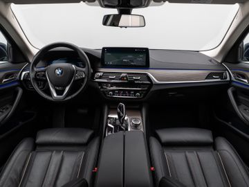 Fahrzeugabbildung BMW 520d xD Luxury Line Kamera HUD DAB HiFi DisplKey