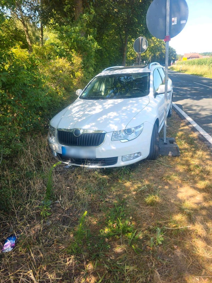 Skoda Superb 2012 — rear view
