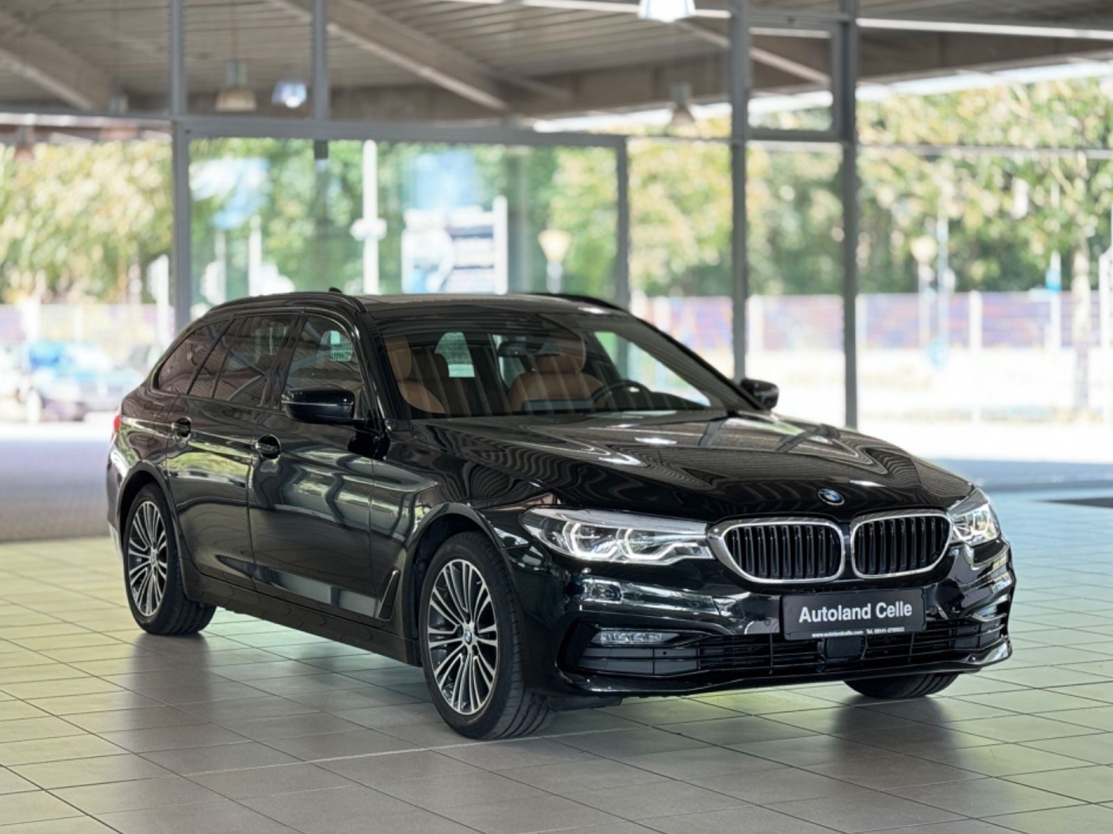 Fahrzeugabbildung BMW 520d xD Sport Line Panorama Kamera HUD DAB HiFi