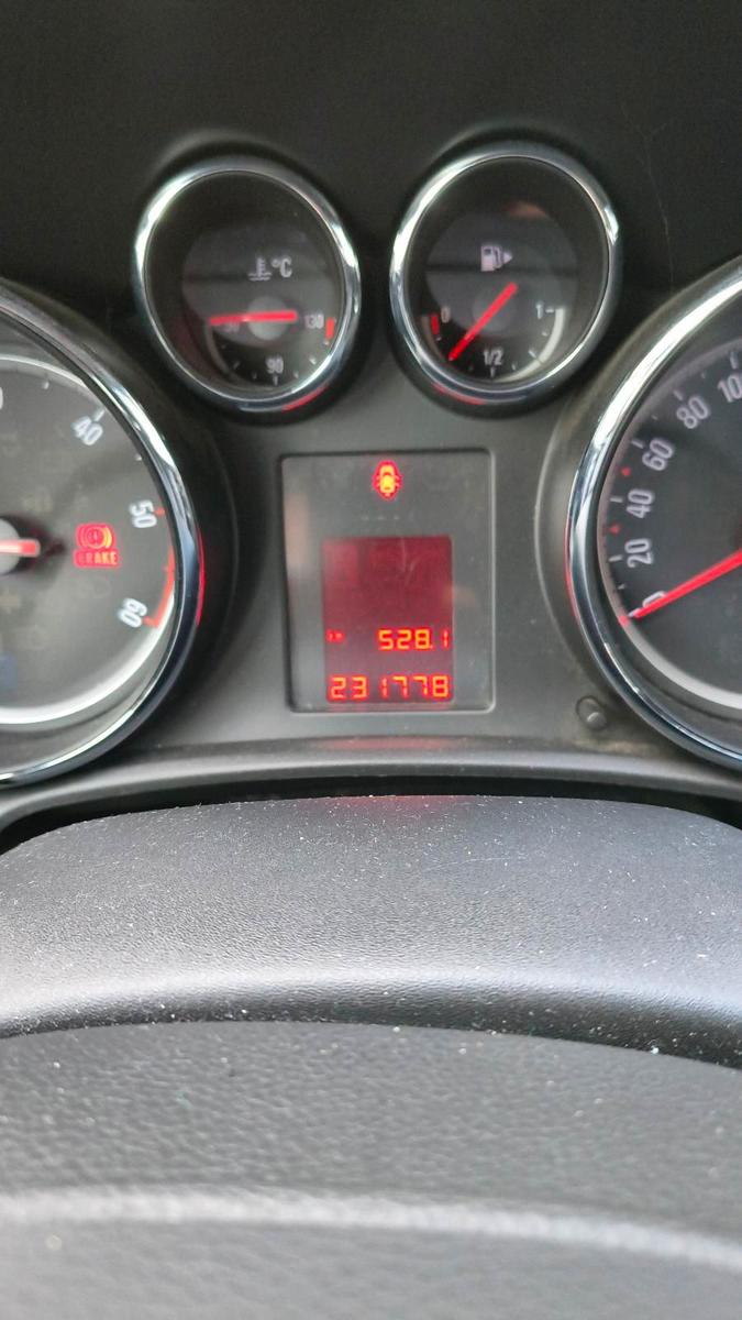 Opel Astra 2012 — photo 12