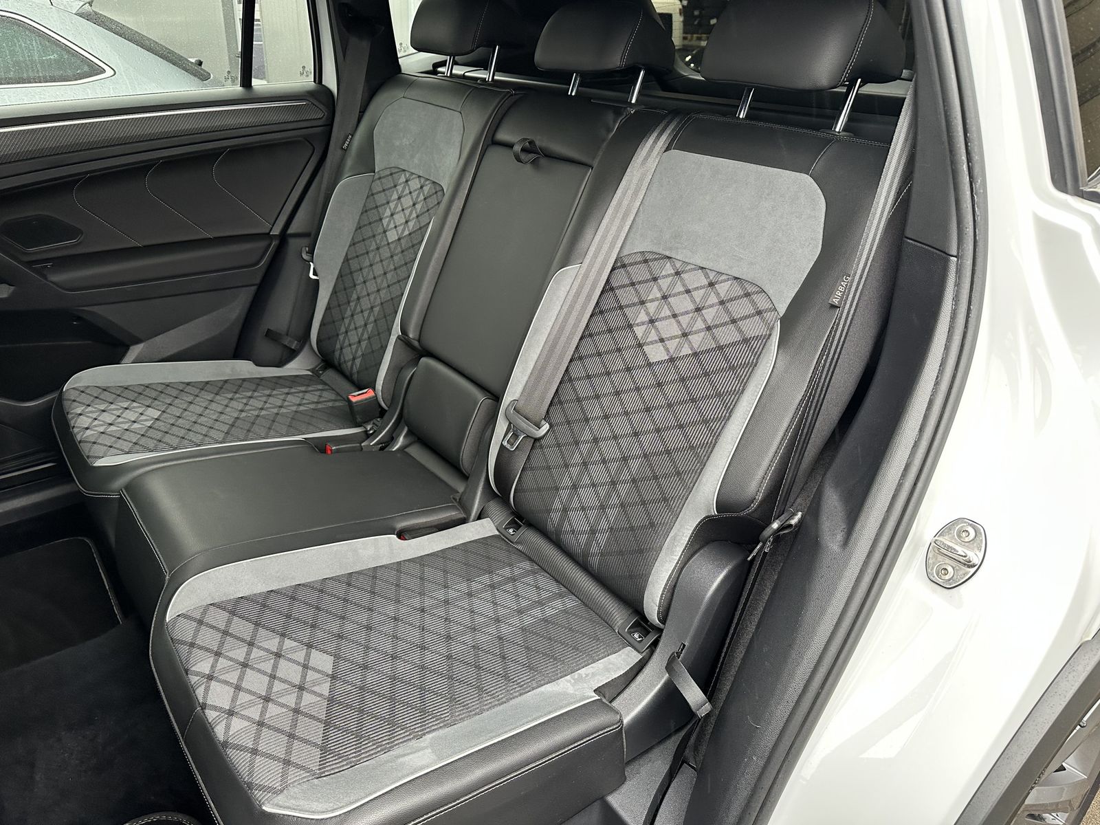 Fahrzeugabbildung Volkswagen Tiguan Allspace R-Line 4M NAV+LED+HEAD-UP+AHK+VC