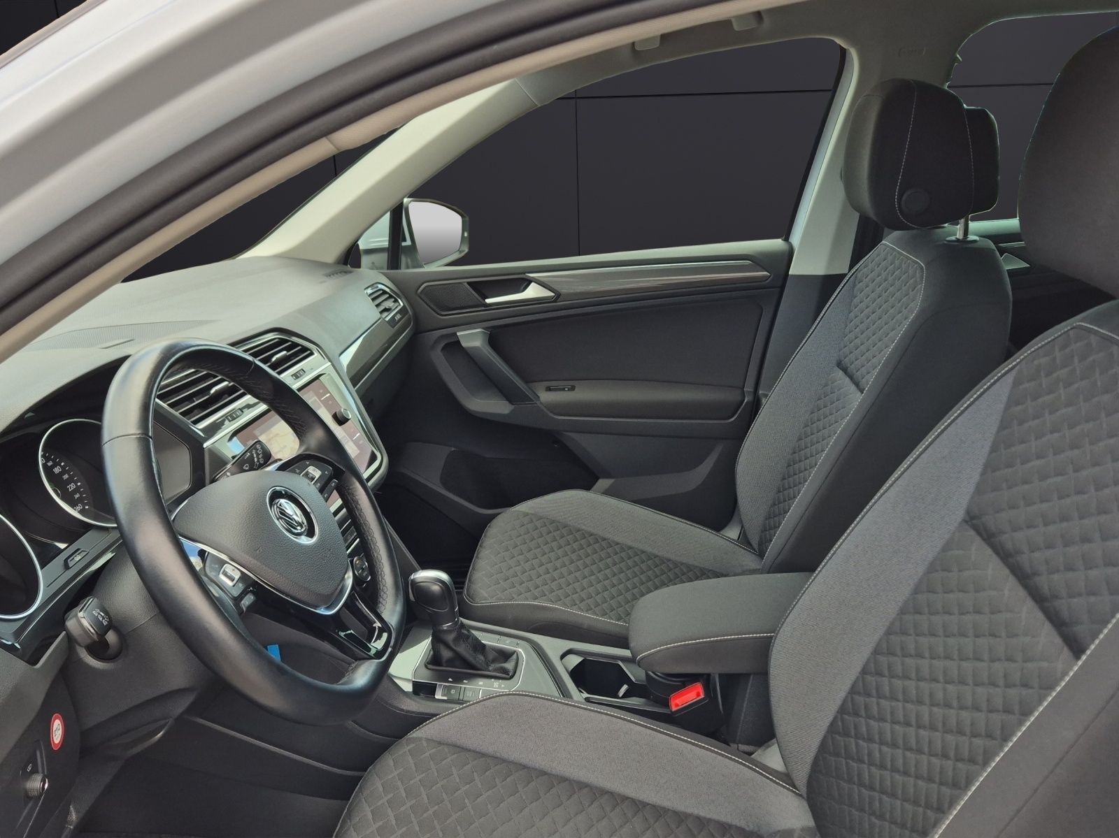 Fahrzeugabbildung Volkswagen Tiguan 2.0 TDI DSG R-Line AHK LED HuD Navi ACC