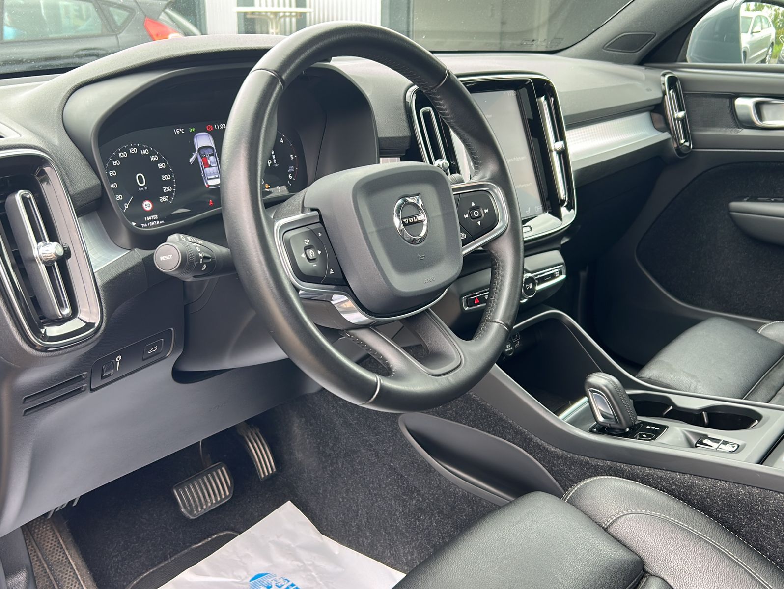Fahrzeugabbildung Volvo XC40 D3 Geartronic Momentum Pro