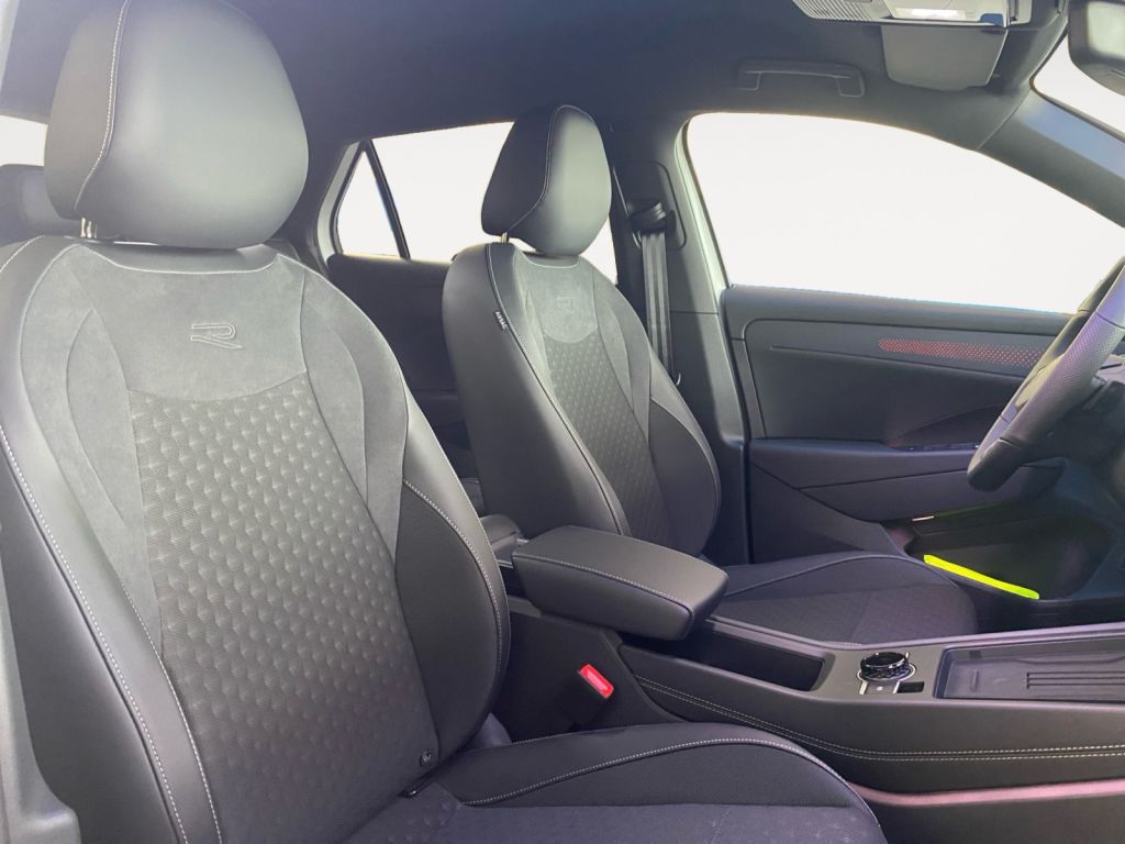 Fahrzeugabbildung Volkswagen T-Roc 1.5 eTSI OPF DSG R-Line / neues Modell