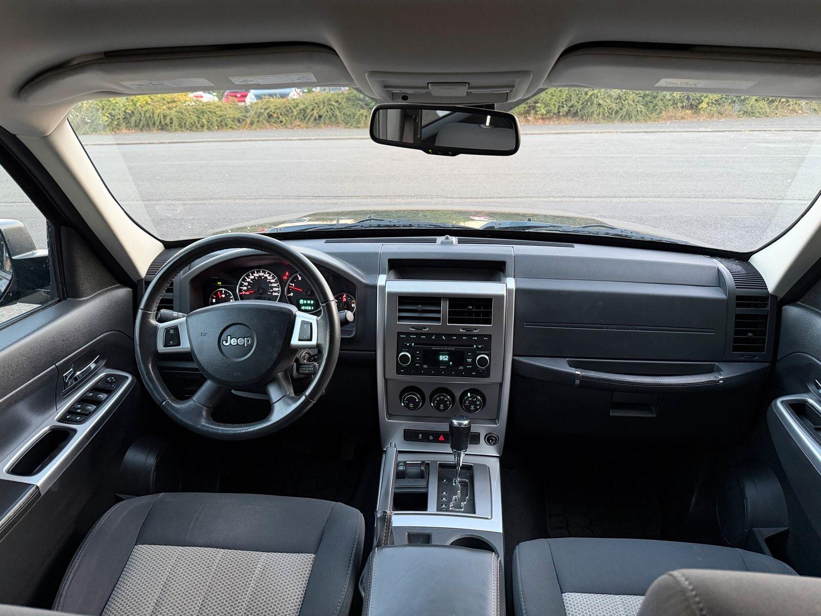 Jeep Cherokee 2009 — фото 10