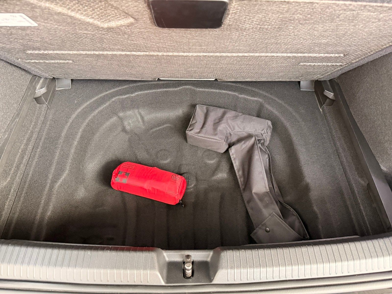 Fahrzeugabbildung Volkswagen Golf VIII Lim. R-Line 1,5 eTSI DSG +Navi+ACC+LED