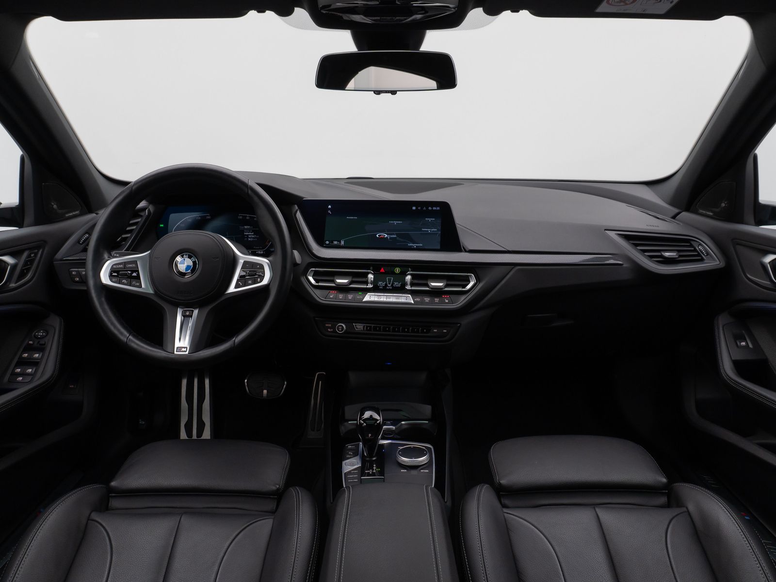 Fahrzeugabbildung BMW 118i M Sport Panorama Kamera HUD DAB H/K Komfort
