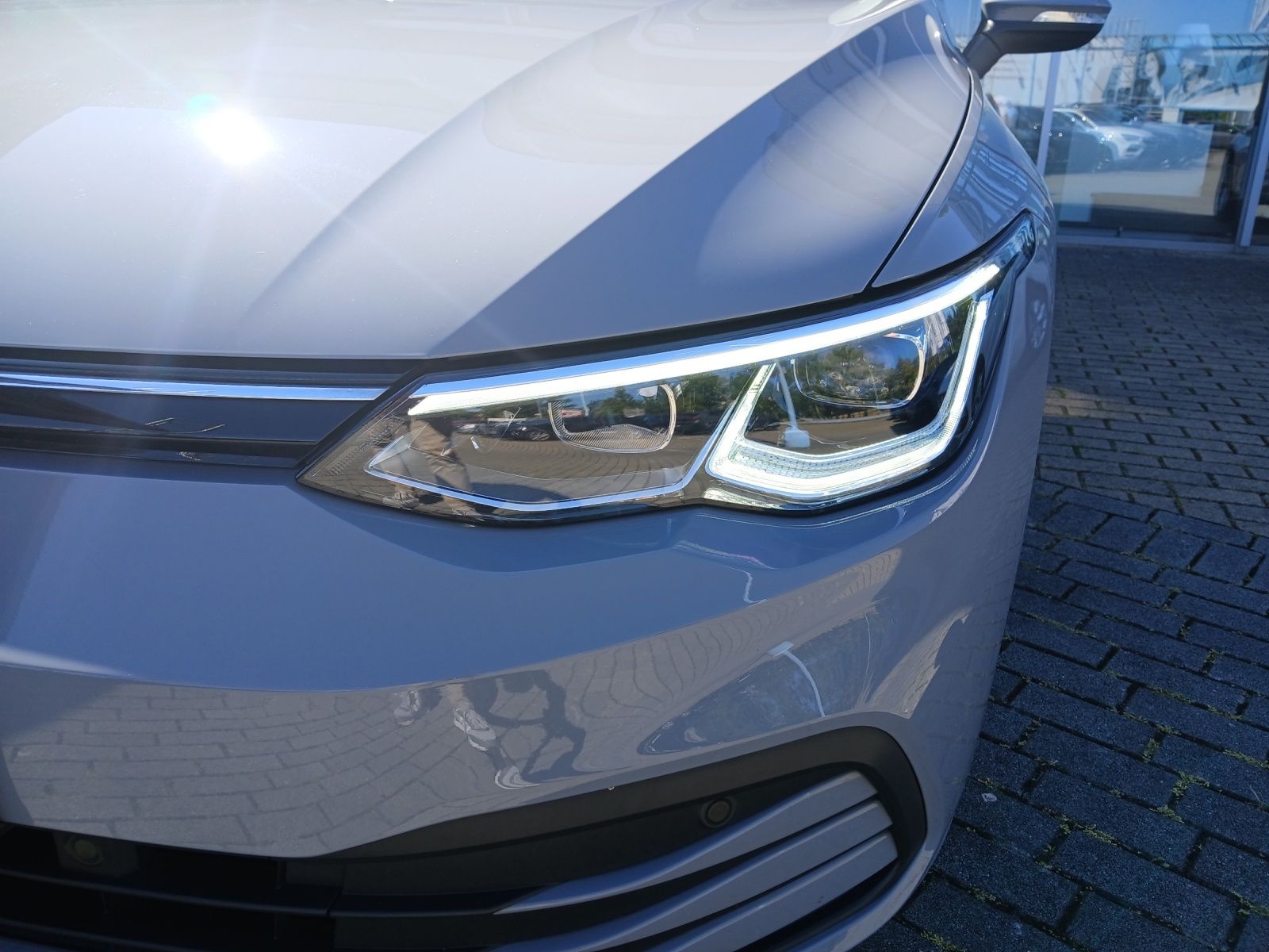 Fahrzeugabbildung Volkswagen Golf VIII eTSI Life DSG LED Navi AID ACC PDC SH