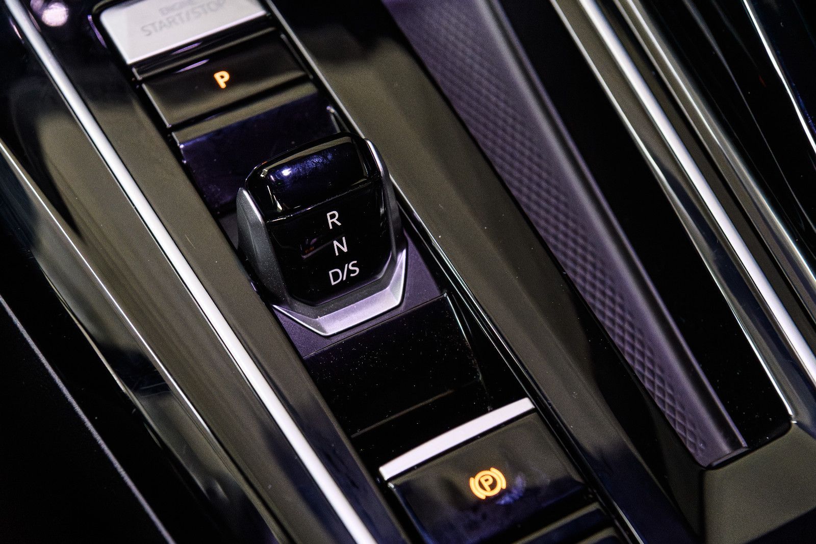 Fahrzeugabbildung Volkswagen Golf VIII R-Line +Led +Keyless+We Connect Plus